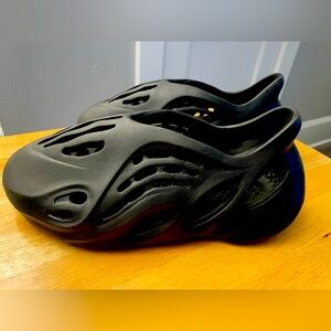 Men’s Yeezy Foam RNR Onyx Size 10